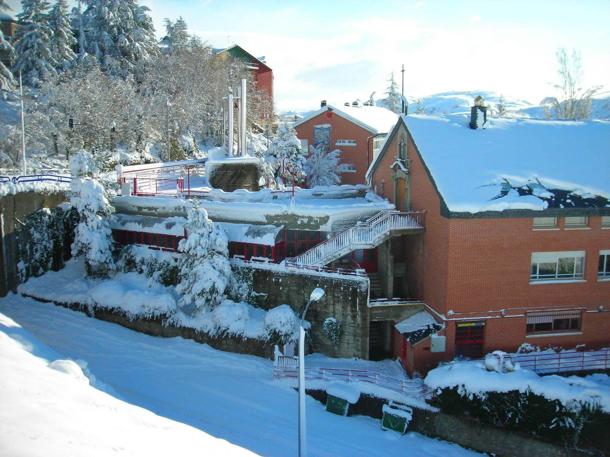 Residencia Albergue Jaca Esterno foto